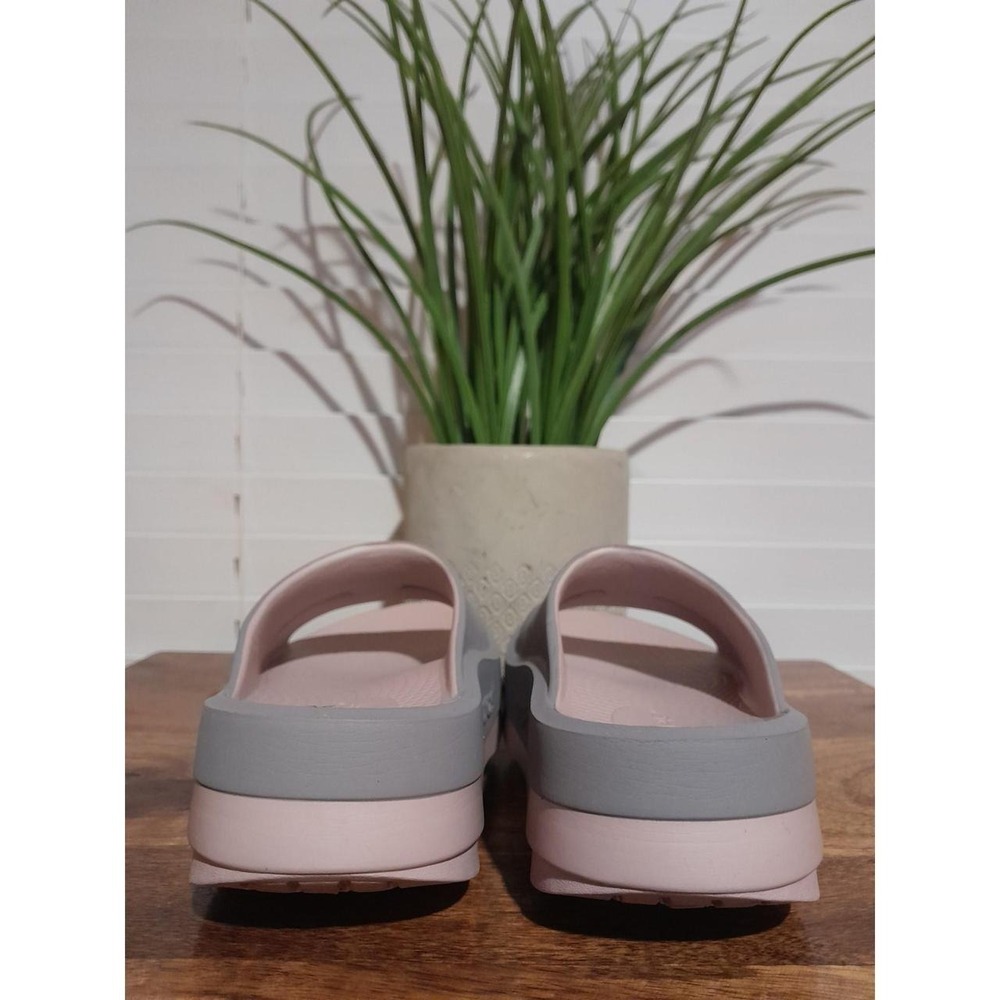 OOFOS Women's Gray and Pink Slide Slippers - Picture 4 of 8